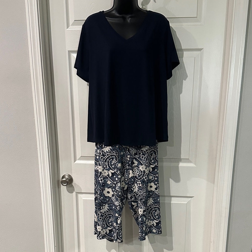Women’s Any Body 3 piece Floral Lounge/Pajama Set. Size XLP- Blue and cream